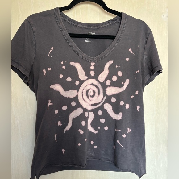 Universal Thread Tops - HAND-PAINTED * BLEACHED SUN DESIGN ON THIS CHARCOAL GRAY UNIVERSAL THREAD TEE ☀️
